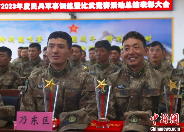 表彰大會(huì)上，獲獎(jiǎng)選手開心瞬間。　吳蒙昆 攝
