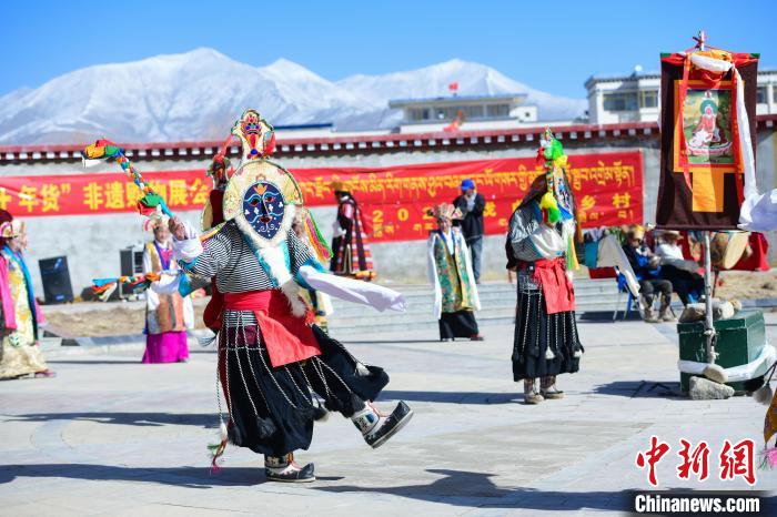 圖為藏戲非遺展演現(xiàn)場(chǎng)?！∝暩聛?lái)松 攝