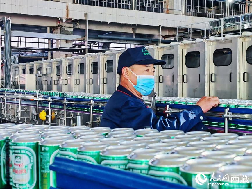 技術人員在生產線上檢查產品。人民網 李海霞攝