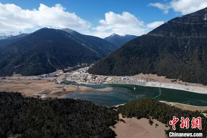 2月17日，西藏林芝魯朗小鎮(zhèn)。(無人機照片) 李林 攝