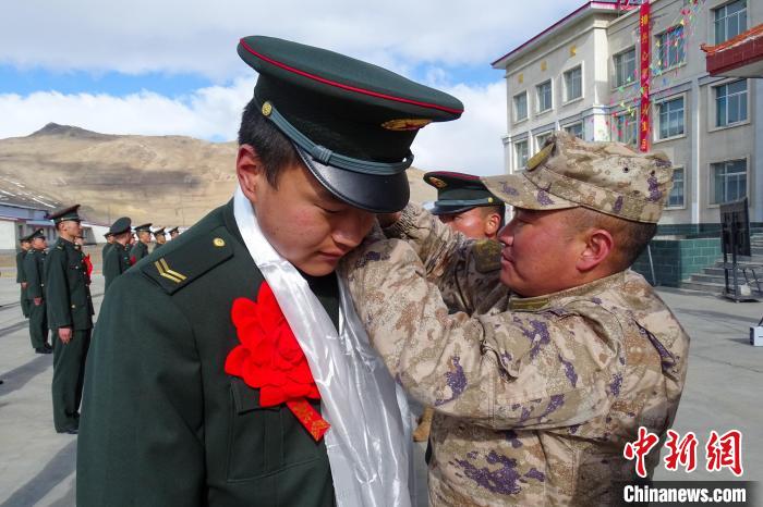 卸下軍銜等標(biāo)識(shí)。　劉俊輝 攝