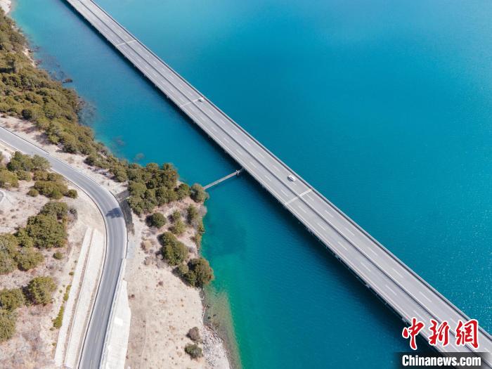 圖為西藏林拉高等級公路多布湖段風光?！〗w波 攝