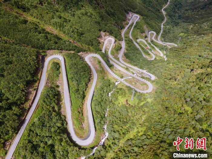 圖為西藏山南錯那縣的盤山公路，錯那縣被命名為全國“四好農村路”示范縣?！〗w波 攝