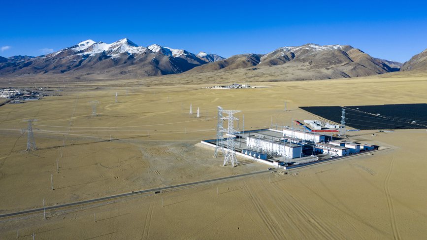 位于海拔4700多米的阿里聯網工程霍爾變電站。