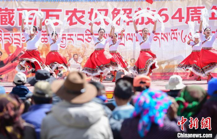 圖為墨竹工卡縣龍珠崗村，文藝演出現場。　貢嘎來松 攝