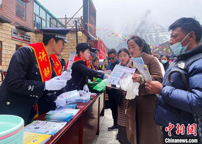 圖為山南玉麥邊境派出所民警為轄區群眾發放法律知識宣傳單?！＄婗?　攝
