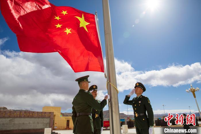 圖為在西藏阿里地區(qū)札達縣，軍民共同舉行升國旗儀式，慶祝西藏百萬農(nóng)奴解放紀(jì)念日。　劉曉東 攝
