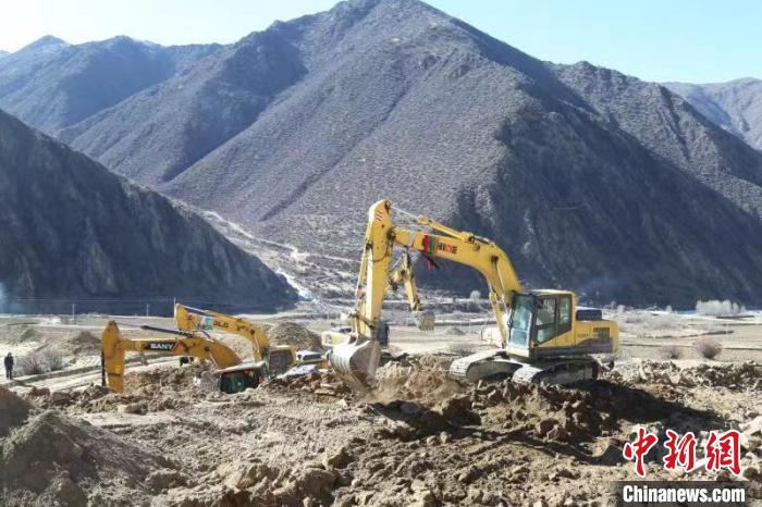 圖為高標準農(nóng)田建設施工現(xiàn)場。　格桑倫珠 攝