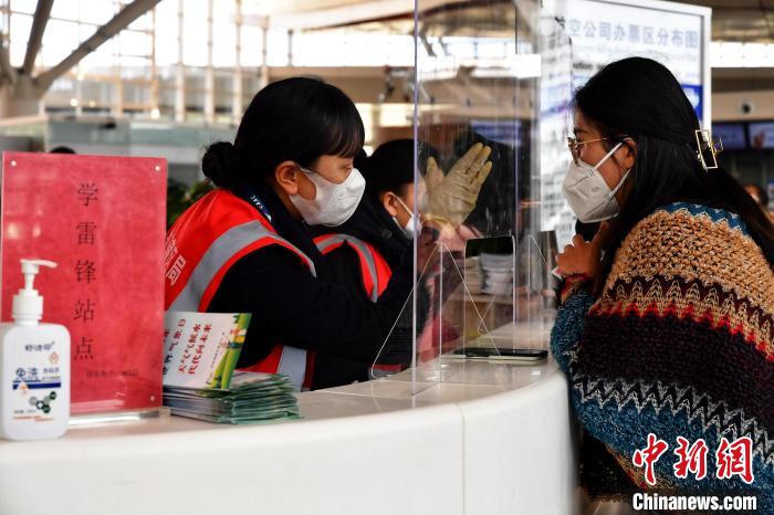 圖為機(jī)場工作人員為旅客提供服務(wù)。　周航 攝