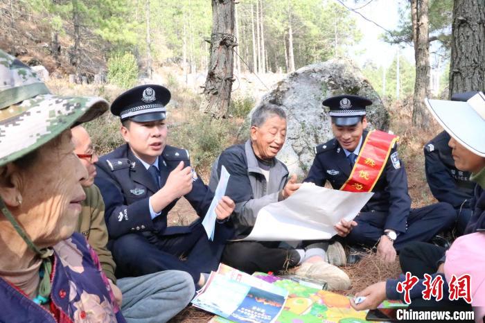 圖為竹瓦根邊境派出所民警為轄區群眾宣講森林防火常識。　竹瓦根邊境派出所 供圖