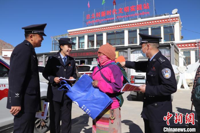 圖為日土邊境派出所民警在選轄區宣講國家安全知識?！∪尾?攝