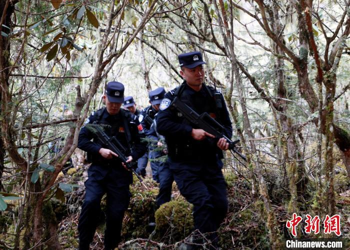 山南邊境管理支隊(duì)玉麥邊境派出所民警在邊境原始森林里開(kāi)展邊境巡邏。　鄭琦山 攝