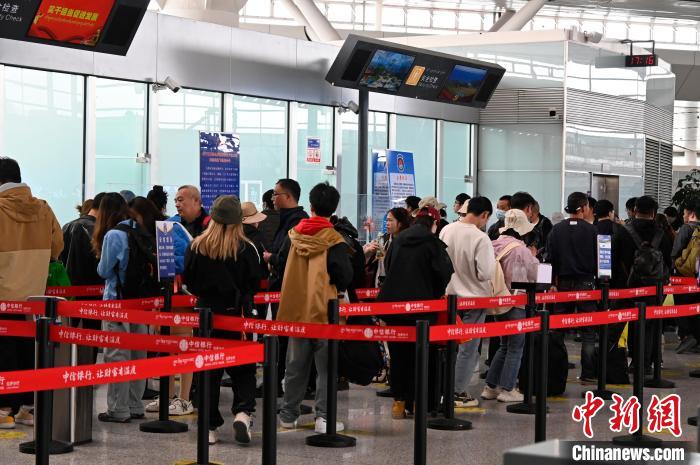 圖為“五一”期間，拉薩貢嘎機場旅客密集出行。　扎西頓珠 攝