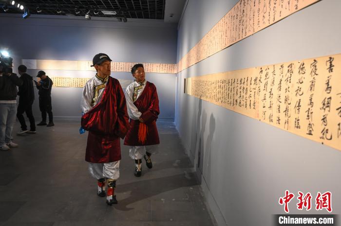 圖為學(xué)生參觀黃庭堅書法文獻(xiàn)展。　趙朗 攝