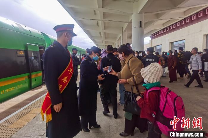 日喀則火車站工作人員引導乘客乘坐高原復興號。　斗山得 攝