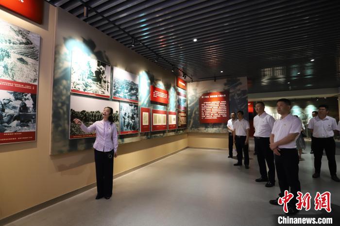 圖為西藏航空一行在臨沂市孟良崮戰(zhàn)役紀(jì)念館開展主題教育活動(dòng)。　姜博 攝
