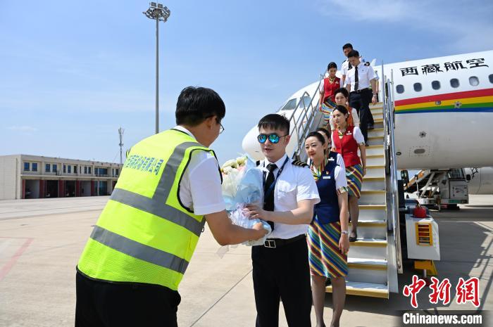 圖為機(jī)組順利抵達(dá)后獲贈(zèng)祝賀。　趙朗 攝
