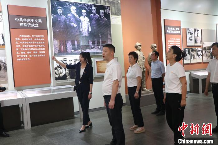 圖為西藏航空一行在臨沂市沂蒙革命紀(jì)念館開展主題教育活動(dòng)。　姜博 攝