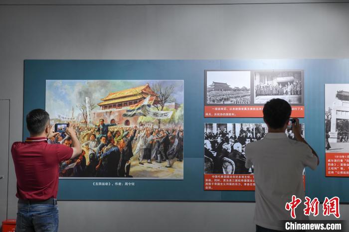 圖為市民參觀《曙光·偉業(yè)——五四運動與中國共產(chǎn)黨的成立》“七一”特展。　貢嘎來松 攝
