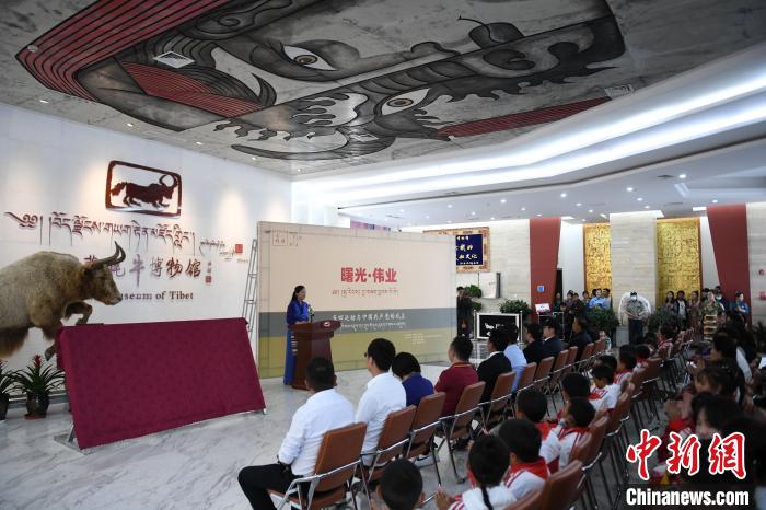 圖為《曙光·偉業(yè)——五四運動與中國共產(chǎn)黨的成立》“七一”特展開幕儀式現(xiàn)場。　貢嘎來松 攝