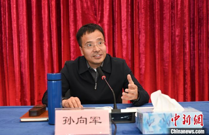 圖為西藏自治區黨委宣傳部副部長、自治區社科院黨組書記孫向軍主持活動?！≮w朗 攝