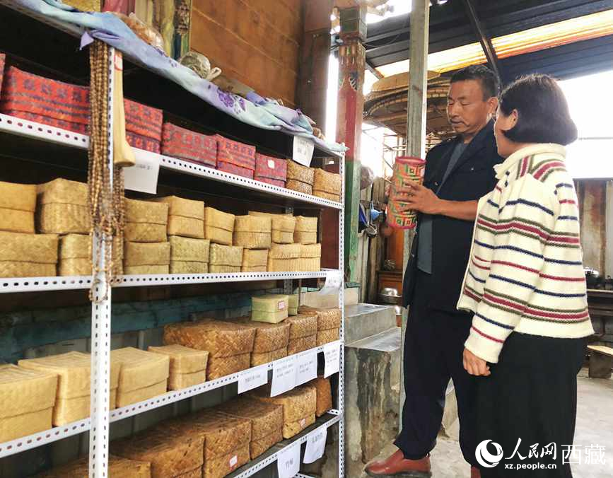 愛(ài)明（左一）給游客介紹藤竹產(chǎn)品。