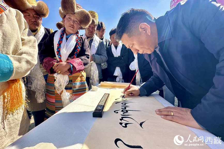 書法家為祈福一年的豐收提筆祝詞。