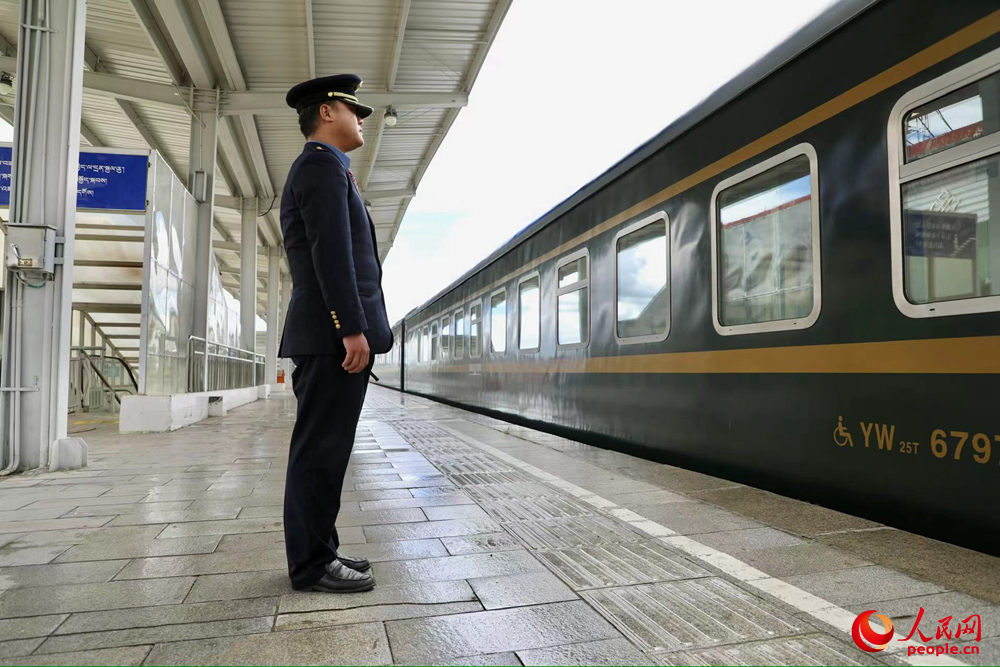 即將開(kāi)往上海的列車。人民網(wǎng)記者 次仁羅布攝