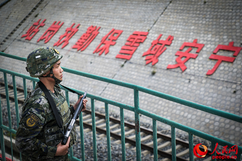 武警西藏總隊拉薩支隊執(zhí)勤八大隊官兵在鐵路旁執(zhí)勤。支翔宇 攝