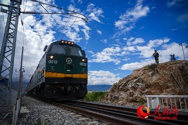 武警西藏總隊拉薩支隊執(zhí)勤八大隊官兵向駛過的火車行舉槍禮。張磊 攝