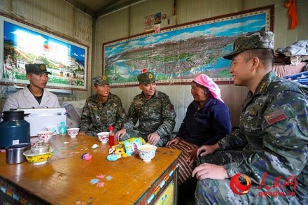 武警西藏總隊拉薩支隊執(zhí)勤八大隊官兵慰問藏族老人。何騰海 攝