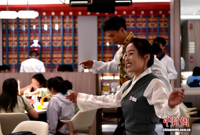 西藏拉薩餐飲特色表演激發消費活力