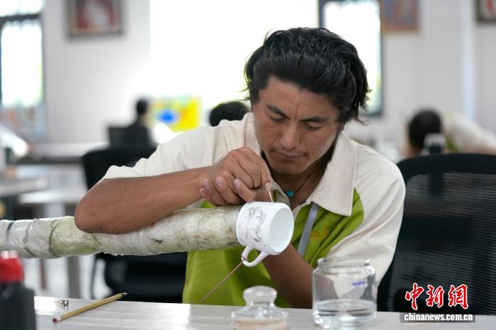 產教融合助推西藏青年創新西藏陶瓷