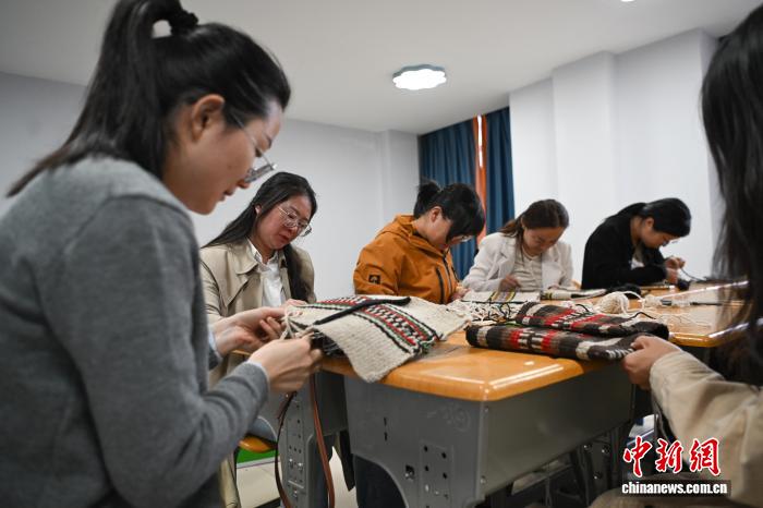 拉薩青年開啟多彩夜學之旅