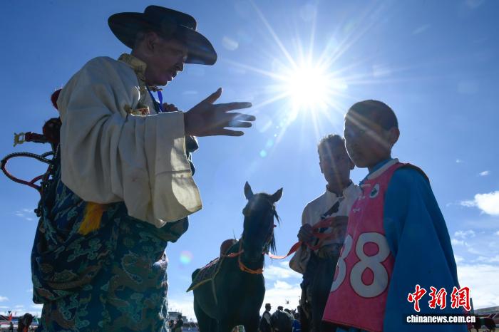 西藏那曲恰青賽馬節傳統大跑決賽激情上演