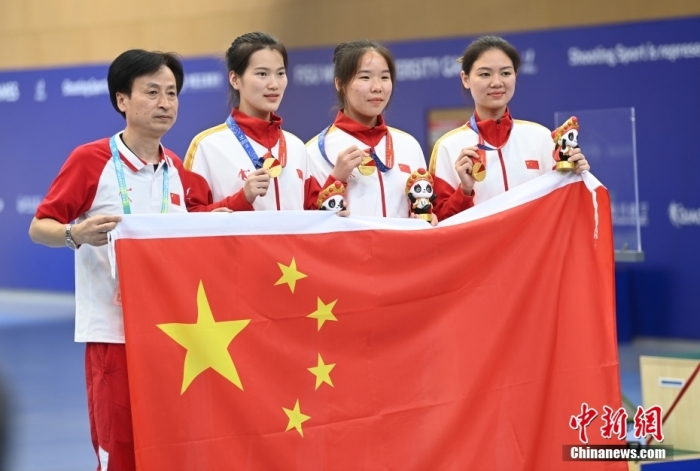 8月1日，第31屆世界大學(xué)生夏季運(yùn)動會女子25米手槍團(tuán)體決賽在四川成都舉行，中國隊獲得冠軍。圖為中國隊選手熊亞瑄(左二)、林雅茜(右二)、王珂怡(右一)等站在領(lǐng)獎臺上合影。<a target='_blank' href='/'><p  align=